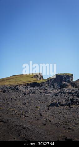Spiaggia rocciosa di Valahnúkamöl, penisola di Reykjanes, Islanda, viste varie agosto 2025 Foto Stock