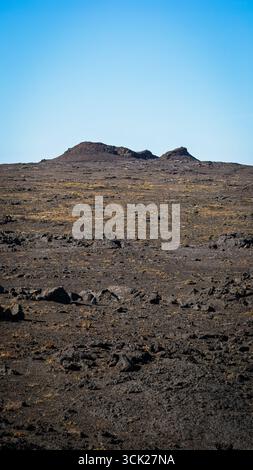 Spiaggia rocciosa di Valahnúkamöl, penisola di Reykjanes, Islanda, viste varie agosto 2025 Foto Stock