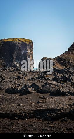 Spiaggia rocciosa di Valahnúkamöl, penisola di Reykjanes, Islanda, viste varie agosto 2025 Foto Stock