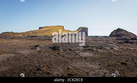 Spiaggia rocciosa di Valahnúkamöl, penisola di Reykjanes, Islanda, viste varie agosto 2025 Foto Stock