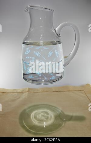 Una caraffa in vetro di acqua pura con strutture chimiche H2O che galleggiano all'interno, levitando magicamente sopra un panno di lino. Un'immagine concettuale per la scienza, Wate Foto Stock