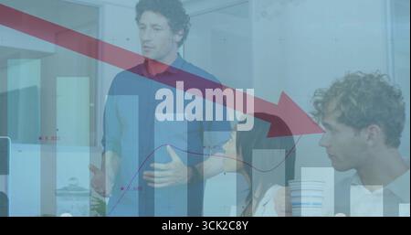 Presentando l'uomo in una camicia con gesti sulla sovrapposizione della mappa nella sala conferenze, con laptop, freccia rossa Foto Stock