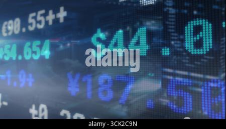 Visualizzazione della schermata LED con i valori delle valute sul vetro del piano di contrattazione con i simboli delle valute Foto Stock