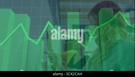 Collaborazione tra professionisti che analizzano i dati in ufficio, con sovrapposizione di grafici con note adesive sulla lavagna Foto Stock