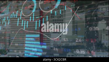 Sovrapposizione di grafici finanziari sullo skyline della città, con candele, grafici a linee e dati numerici Foto Stock