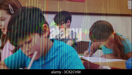I bambini delle scuole elementari scrivono su documenti alle scrivanie in classe, con sovrapposizione a candelabro Foto Stock
