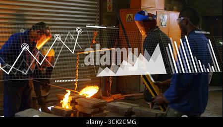 Versamento di metallo fuso, operai in tute che guidano il flusso in fonderia con crogiolo, paranco, grafici Foto Stock