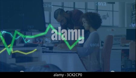 Colleghi che collaborano in un ufficio open space e analizzano i report dei laptop sulla scrivania, con sovrapposizione dei dati Foto Stock