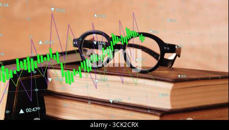 Gli occhiali rotondi neri poggiano sulla scrivania dell'ufficio e visualizzano i grafici del mercato azionario Foto Stock