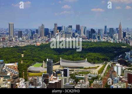 Yoyogi National Gymnasium e Yoyogi Park Athletics Stadium, Yoyogi Park e Shinjuku Skyline, Tokyo, Giappone Foto Stock