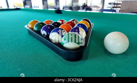Palle da biliardo allestite per una partita in una sala moderna Foto Stock