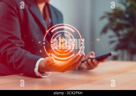 Uomo d'affari con ologramma digitale con avviso di violazione del sistema, concetto di violazione della sicurezza informatica, attacco di hacking, furto di dati, frode online, malw Foto Stock