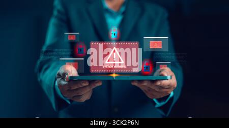 Uomo d'affari con un tablet con avviso di sistema su schermo virtuale, concetto di rischio per la sicurezza informatica, violazione dei dati, attacco di malware, frode online, comp Foto Stock