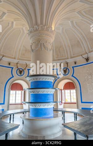 SINTRA, PORTOGALLO - 28 APRILE 2023: Una vista della sala del cervo decorata con corna di cervi all'interno del palazzo nazionale di pena Foto Stock