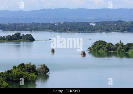 La bellezza panoramica del lago Kaptai con le barche galleggianti tranquillamente. Questa foto è stata scattata dal Bangladesh. Foto Stock
