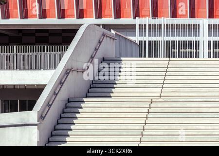 gradini delle scale di cemento che conducono all'ingresso dello stadio di calcio. Foto Stock