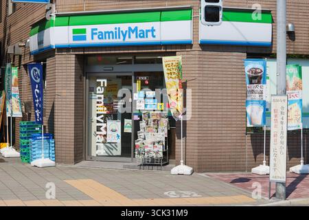 TOKYO, GIAPPONE - 30 giugno 2022: Angolo della strada con un minimarket FamilyMart. E' nella zona di Tsukiji a Tokyo. Foto Stock
