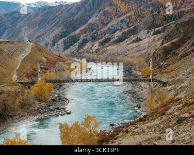 Il ponte sospeso Ininsky è un ponte sul fiume Katun sull'autostrada Chuisky Tract. Ininsky Bridge è un ponte sospeso su Katun vicino al villaggio di Inya, al quartiere di Ongudai, alla Repubblica di Altai, punto di riferimento architettonico Foto Stock