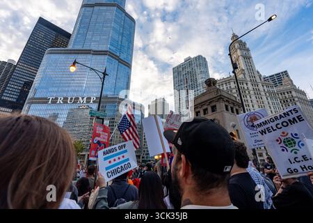Chicago, Stati Uniti. 9 settembre 2025. I chicagoani marciano davanti al Trump International Hotel & Tower durante una protesta. Il presidente Trump ha ripetutamente minacciato di dispiegare la Guardia Nazionale a Chicago, come ha fatto quest’estate a Los Angeles e Washington. L'aumento dell'applicazione dell'immigrazione può essere un primo passo prima che l'esercito venga inviato in città. (Foto di Jen Golbeck/SOPA Images/Sipa USA) credito: SIPA USA/Alamy Live News Foto Stock