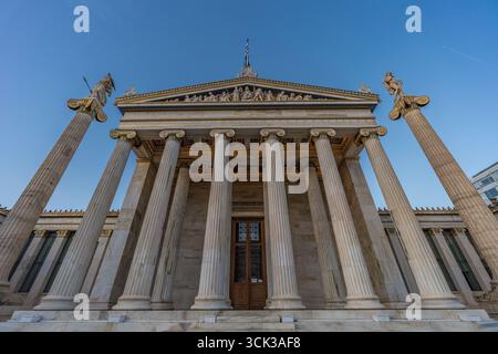 Edificio principale dell'Accademia di Atene, vista frontale a grandangolo. Costruito da Theophil Hansen, fiancheggiato da Atena e colonne ioniche Apollo. Atene, Grecia Foto Stock