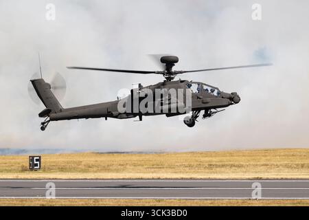 Boeing Apache AH2 British Army Apache Helicopter ZM745 si libra di fronte a un muro di fumo bianco mentre dimostra le sue capacità durante il RIAT Foto Stock