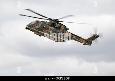 Agusta Westland AW101 Merlin Helicopter 19606 del 751 Squadron Portugese Air Force mostra le sue capacità al Royal International Air Tattoo Foto Stock