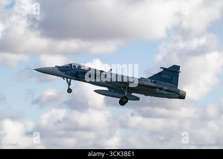L'aeronautica militare svedese Saab JAS-39E Gripen 6003 lascia la RAF Fairford dopo aver partecipato al Royal International Air Tattoo Foto Stock