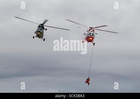 L'Aeronautica militare ceca ha organizzato una superba dimostrazione di ricerca e soccorso con un paio di elicotteri PZL W-3 Swidnik Sokul Twin Engine al RIAT Foto Stock
