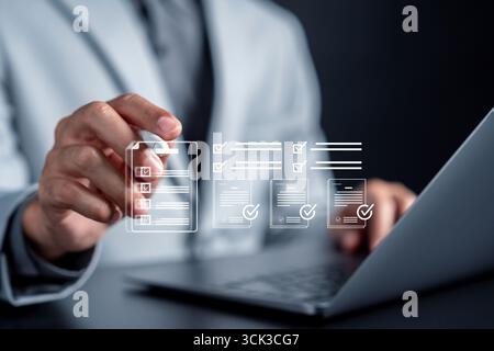 Elenco di controllo dei documenti, gestione delle attività, processo di approvazione e convalida dei segni di spunta con l'uomo d'affari utilizzando l'interfaccia digitale, la produttività e il controllo del flusso di lavoro Foto Stock