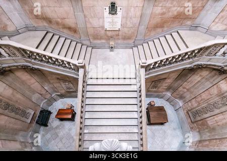 Grande scalinata nel Palazzo della Borsa o nel Palacio da Bolsa Porto. Storico Palazzo della Borsa, architettura neoclassica, scalinata di marmo, patrimonio storico Foto Stock
