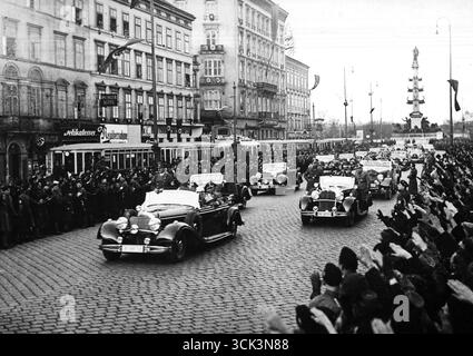 Adolf Hitler a Vienna, in piedi su un'auto Mercedes, marzo 1938 Foto Stock