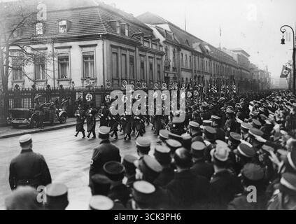 Il cancelliere del Reich Adolf Hitler (in macchina) riceve una sfilata di truppe naziste delle SA su Wilhelmstrasse, Berlino 1935 Foto Stock