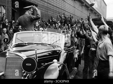 Il Führer, Adolf Hitler (nell'auto a bordo di una Mercedes aperta) saluta i lavoratori dello stabilimento di Krupp, 1940 Foto Stock