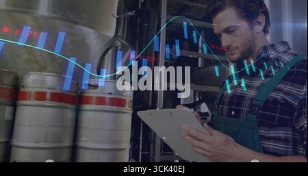 Lavoratore che indossa tute di monitoraggio delle tabelle in birrificio, tiene la penna per appunti vicino ai fusti, copia dello spazio Foto Stock