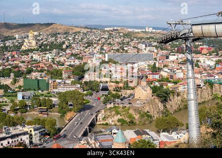 Vista panoramica aerea di Tbilisi, con funivia che sale dal Rike Park alla fortezza di Narikala a Tbilisi, Georgia, il 9 settembre 2025 Foto Stock