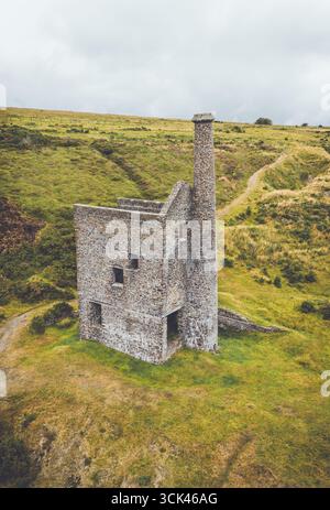 I resti della casa macchine di Long, la miniera di stagno abbandonata di Wheal Betsy nel Devon. Si pensa che la miniera risalga al XVIII secolo. Foto Stock