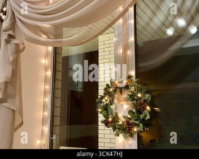 Ghirlanda di Natale di vitigni decorate con rami di abete, palle di Natale e materiali naturali, Anno Nuovo concetto Foto Stock