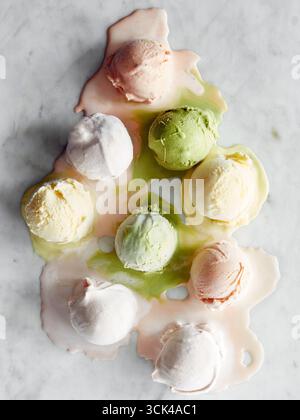 Palline da gelato in diversi colori Foto Stock