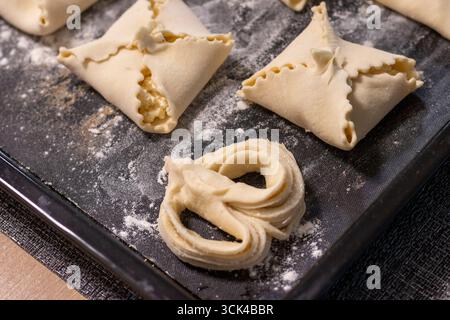 Primo piano dei dolci cottage cheese sul vassoio da forno Foto Stock