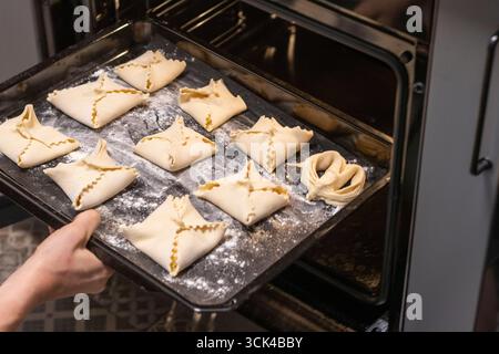 Primo piano dei dolci cottage cheese sul vassoio da forno Foto Stock