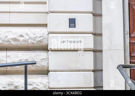 Esterno dell'edificio del Tesoro HM con il cartello ufficiale in pietra intagliata. Londra, Regno Unito, 10 agosto 2024 Foto Stock