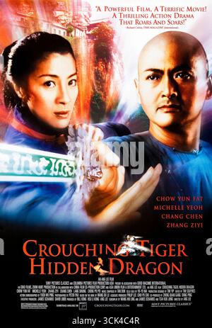 Crouching Tiger, Hidden Dragon (2000) diretto da Ang Lee e interpretato da Chow Yun-FAT, Michelle Yeoh e Zhang Ziyi. Nella Cina del XIX secolo, due guerrieri devono recuperare una spada leggendaria rubata, affrontando avversari e desideri proibiti. Fotografia di un poster originale del 2000 USA a un foglio SOLO PER USO EDITORIALE. Crediti: BFA / Sony Pictures Classics Foto Stock