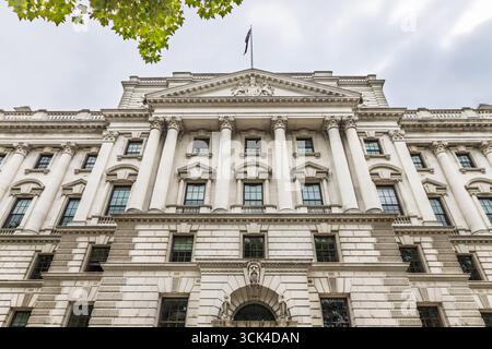 Edificio del governo del Tesoro a Whitehall. Londra, Regno Unito, 10 agosto 2024 Foto Stock