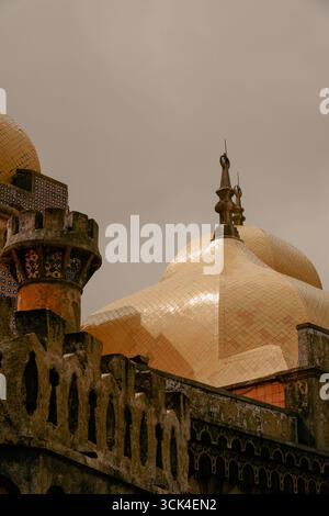 Primo piano di un tetto piastrellato giallo sul Palácio da pena a Sintra, Portogallo. Questo palazzo romanticista fonde stili gotici, moreschi e manuelini. Foto Stock