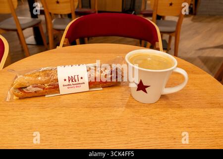 Una baguette e un caffè su un tavolo in un ristorante Pret A Manger Cafe a Newbury, Inghilterra, Regno Unito Foto Stock
