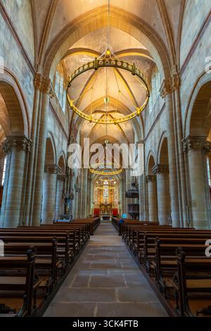 La navata centrale verso il coro. Di fronte al pulpito si trova il tabernacolo.. Église, Notre-Dame de l'Assomption (Chiesa di nostra Signora dell'Assunta) è Foto Stock