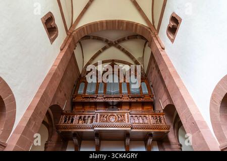 Organo a canne nell'abbazia romanica di Murbach in Alsazia, Francia. La chiesa abbaziale di Murbach è dedicata a San Leodegar di Autun ed è stata la chiesa principale Foto Stock