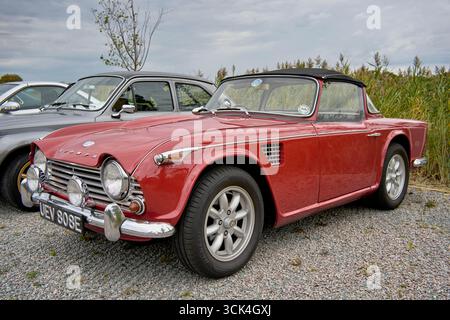 Triumph TR4 A 1967 roadster in rosso. Auto sportiva britannica convertibile Foto Stock