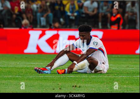 WROCLAW, POLONIA – 5 SETTEMBRE 2025: Calcio: FIFA World Cup 2026 Qualifying: Ucraina - Francia. Aurelien Tchouameni (8, Francia, Real Madrid) seduta di fronte al logo del KFC. Foto Stock