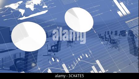 Proiettando grafici a torta bianca e candele sopra file di scrivanie, evidenziando l'analisi dei dati Foto Stock